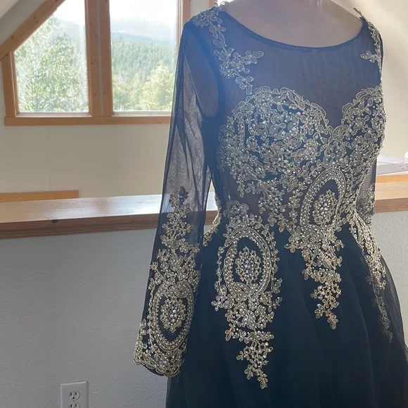 Gorgeous Black Dress 🖤 - Picture 2 of 10